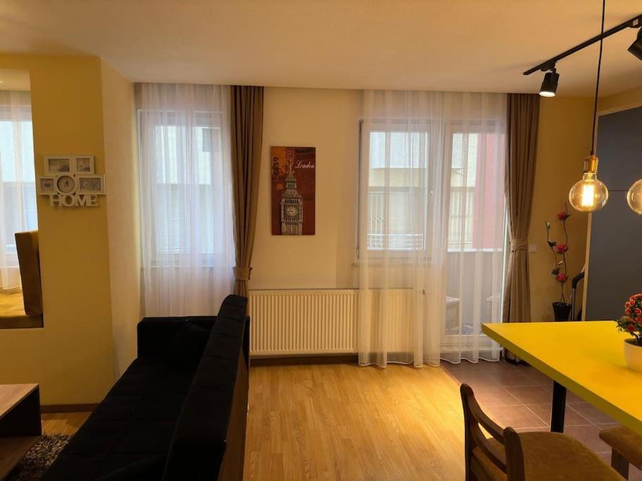 Ora-Prn,Peaceful Central Apartment Pristina Buitenkant foto